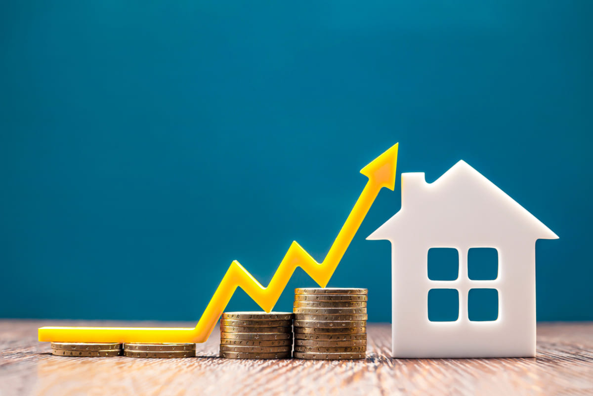 A house next to coins and an arrow going up