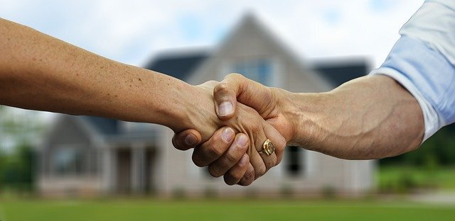 landlord tenant handshakeLandlord-tenant handshake, Virginia Beach property management concept. 