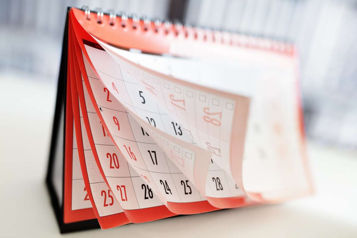 A month-to-month lease agreement has advantages and disadvantages for property owners. 